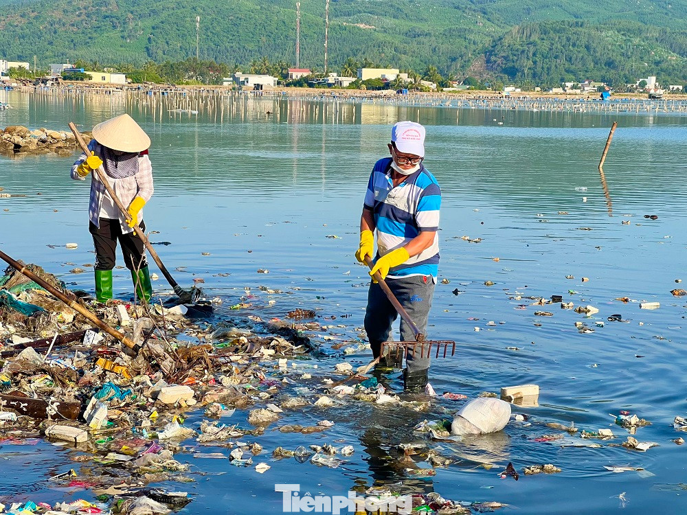 Người dân tham gia dọn rác. Ảnh: Nguyễn Ngọc Người dân tham gia dọn rác. Ảnh: Nguyễn Ngọc