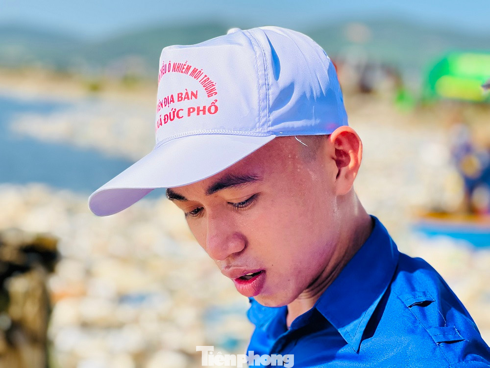 Mặc dù thời tiết nắng nóng nhưng các lực lượng tham gia làm sạch môi trường với tinh thần quyết tâm cao. Ảnh: Nguyễn Ngọc Mặc dù thời tiết nắng nóng nhưng các lực lượng tham gia làm sạch môi trường với tinh thần quyết tâm cao. Ảnh: Nguyễn Ngọc