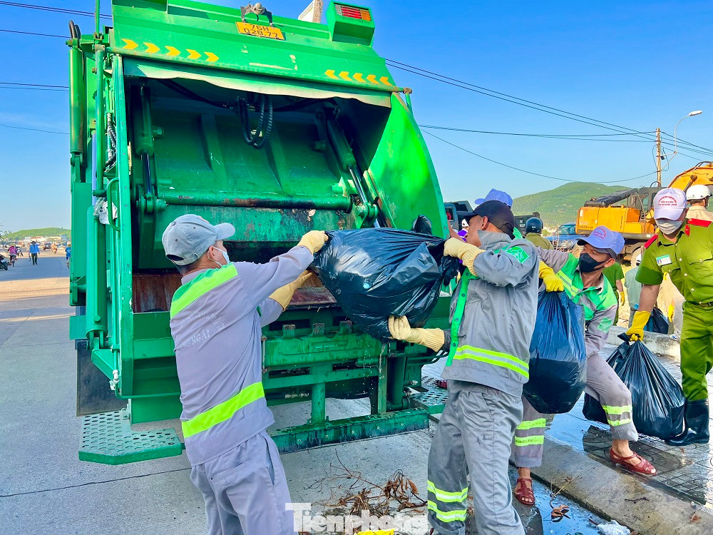 Người dân tham gia dọn rác. Ảnh: Nguyễn Ngọc Người dân tham gia dọn rác. Ảnh: Nguyễn Ngọc