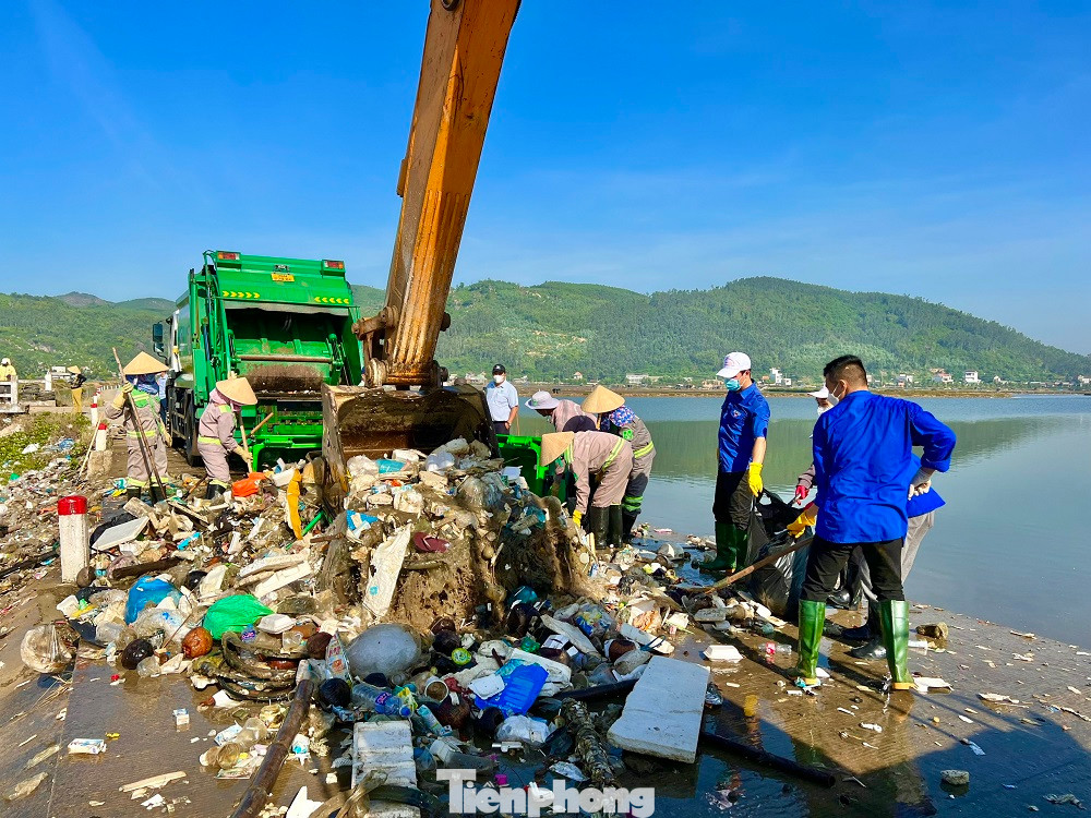 Chính quyền địa phương huy động phương tiện cơ giới tham gia dọn rác. Ảnh: Nguyễn Ngọc Chính quyền địa phương huy động phương tiện cơ giới tham gia dọn rác. Ảnh: Nguyễn Ngọc