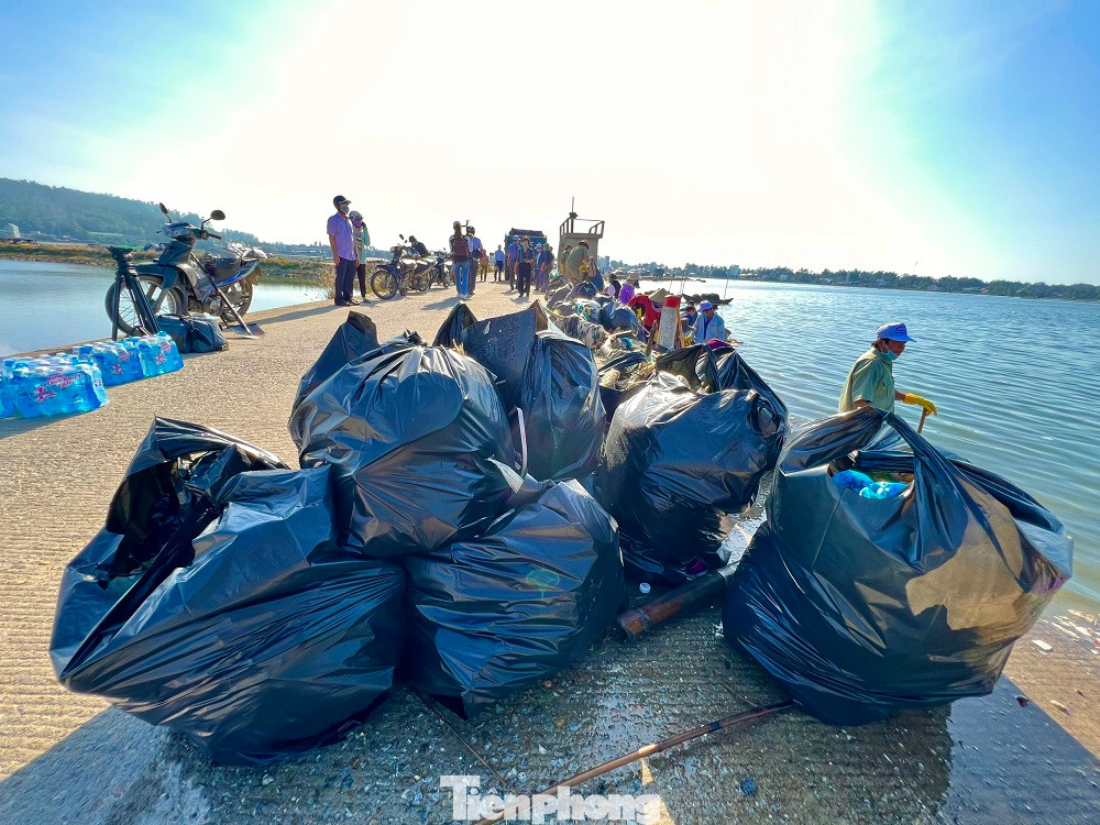 Rác sau khi thu gom được cho vào bao vận chuyển lên xe môi trường đưa đi xử lý. Rác sau khi thu gom được cho vào bao vận chuyển lên xe môi trường đưa đi xử lý.