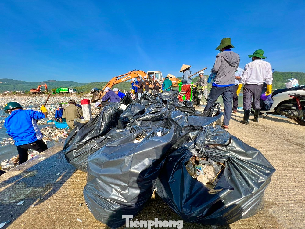 Rác sau khi thu gom được cho vào bao vận chuyển lên xe môi trường đưa đi xử lý. Rác sau khi thu gom được cho vào bao vận chuyển lên xe môi trường đưa đi xử lý.