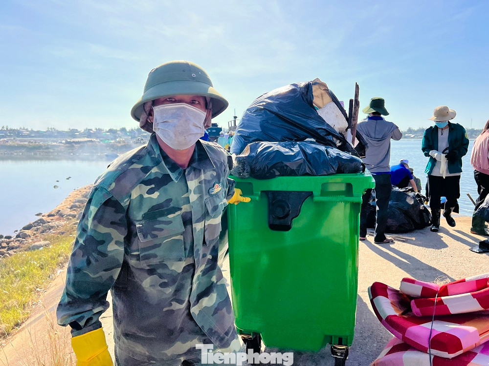 Rác sau khi thu gom được cho vào bao vận chuyển lên xe môi trường đưa đi xử lý. Rác sau khi thu gom được cho vào bao vận chuyển lên xe môi trường đưa đi xử lý.