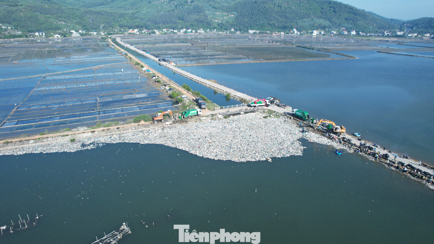 Chính quyền địa phương huy động phương tiện cơ giới tham gia dọn rác. Ảnh: Nguyễn Ngọc Chính quyền địa phương huy động phương tiện cơ giới tham gia dọn rác. Ảnh: Nguyễn Ngọc