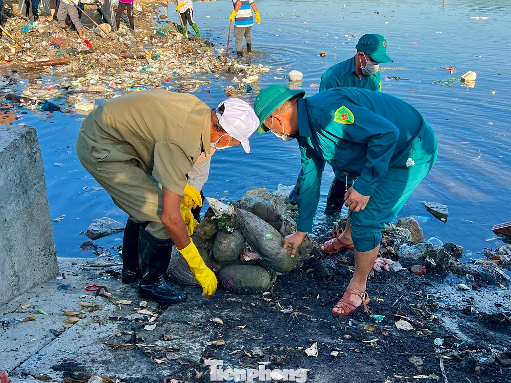 Người dân tham gia dọn rác. Ảnh: Nguyễn Ngọc Người dân tham gia dọn rác. Ảnh: Nguyễn Ngọc