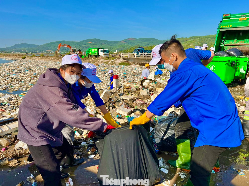 Mặc dù thời tiết nắng nóng nhưng các lực lượng tham gia làm sạch môi trường với tinh thần quyết tâm cao. Ảnh: Nguyễn Ngọc Mặc dù thời tiết nắng nóng nhưng các lực lượng tham gia làm sạch môi trường với tinh thần quyết tâm cao. Ảnh: Nguyễn Ngọc