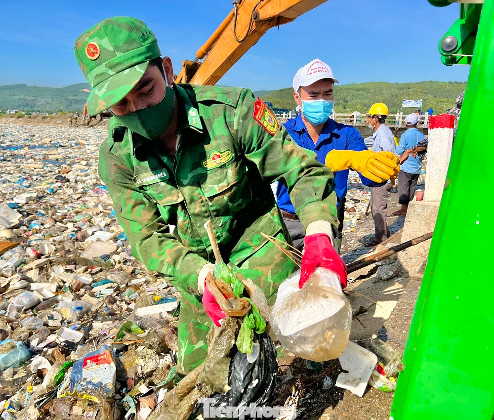 Mặc dù thời tiết nắng nóng nhưng các lực lượng tham gia làm sạch môi trường với tinh thần quyết tâm cao. Ảnh: Nguyễn Ngọc Mặc dù thời tiết nắng nóng nhưng các lực lượng tham gia làm sạch môi trường với tinh thần quyết tâm cao. Ảnh: Nguyễn Ngọc