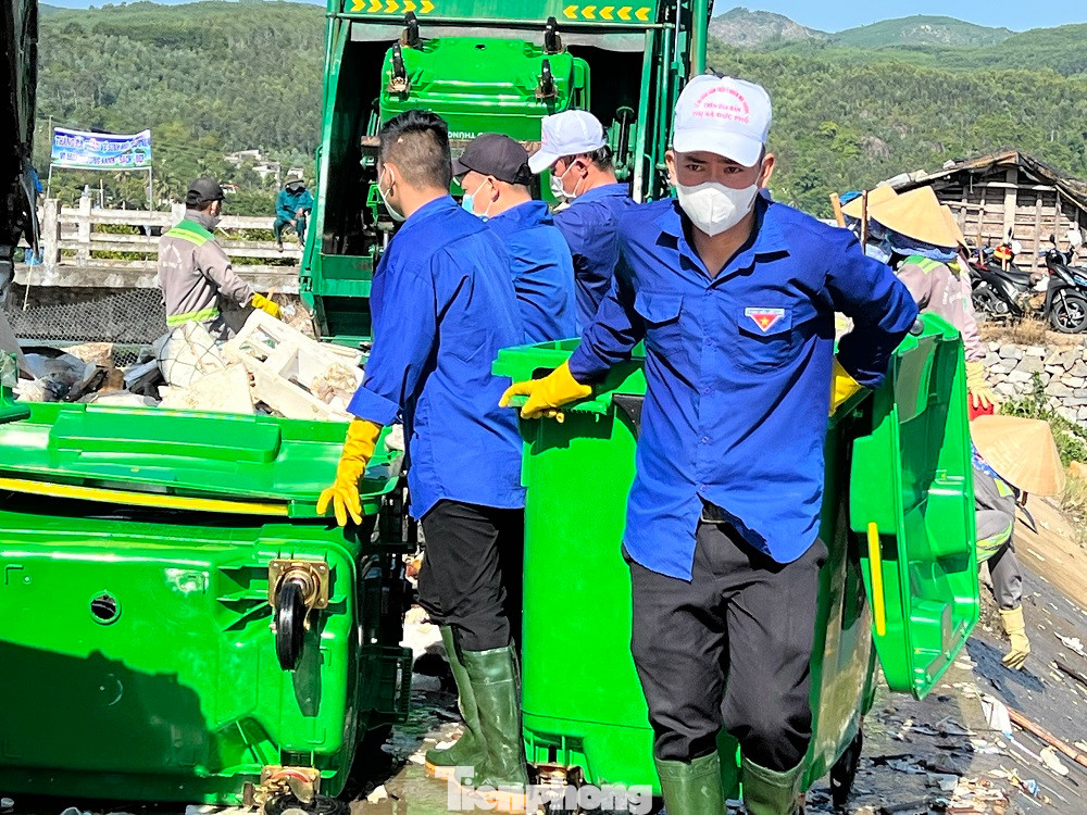 Hơn 300 đoàn viên thanh niên đến từ nhiều địa phương trên địa bàn thị xã Đức Phổ chung tay dọn rác. Ảnh: Nguyễn Ngọc Hơn 300 đoàn viên thanh niên đến từ nhiều địa phương trên địa bàn thị xã Đức Phổ chung tay dọn rác. Ảnh: Nguyễn Ngọc