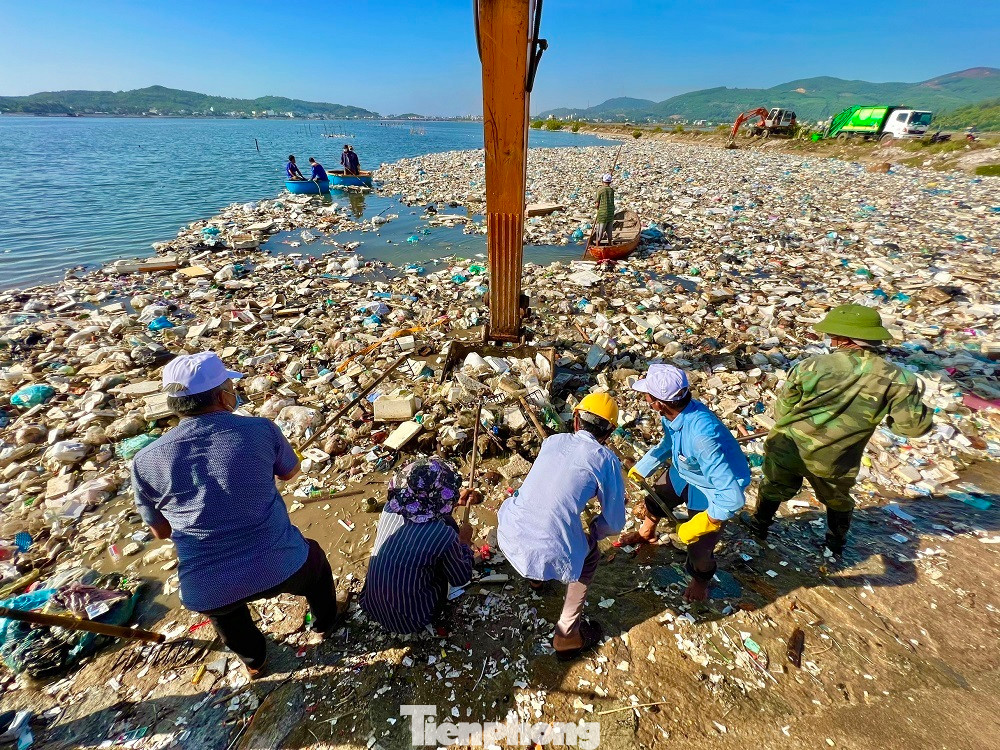 Chính quyền địa phương huy động phương tiện cơ giới tham gia dọn rác. Ảnh: Nguyễn Ngọc Chính quyền địa phương huy động phương tiện cơ giới tham gia dọn rác. Ảnh: Nguyễn Ngọc