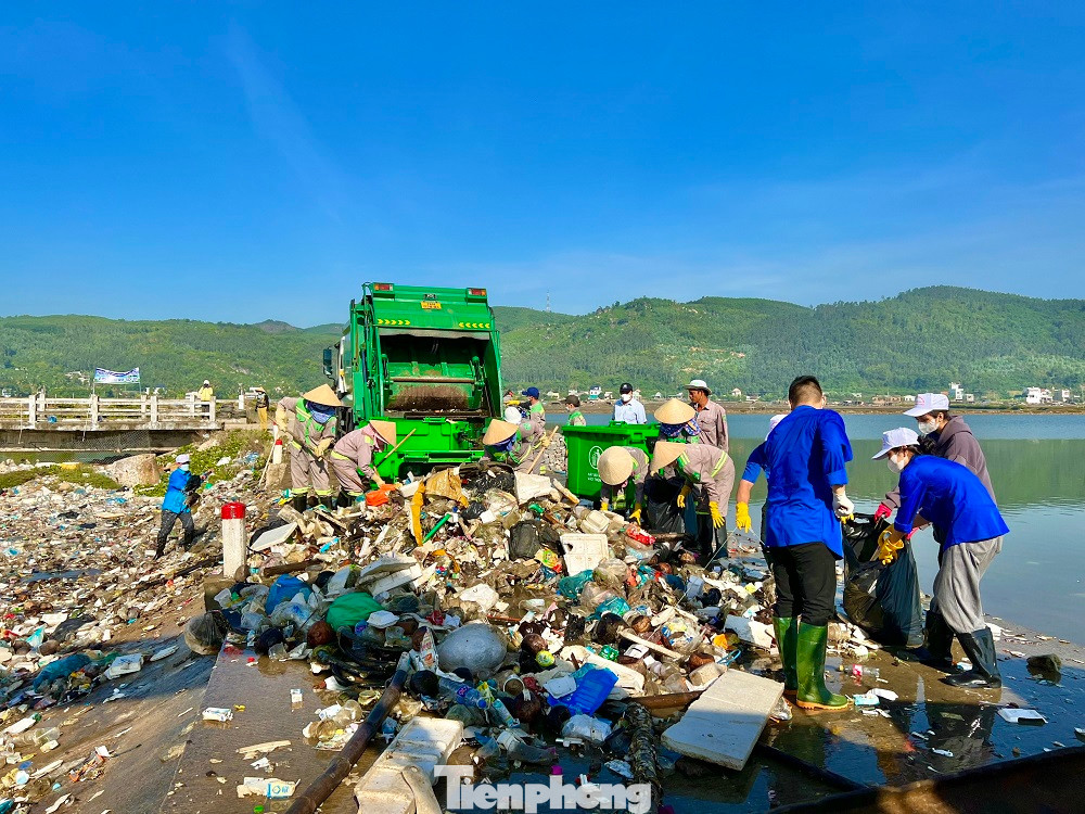 Mặc dù thời tiết nắng nóng nhưng các lực lượng tham gia làm sạch môi trường với tinh thần quyết tâm cao. Ảnh: Nguyễn Ngọc Mặc dù thời tiết nắng nóng nhưng các lực lượng tham gia làm sạch môi trường với tinh thần quyết tâm cao. Ảnh: Nguyễn Ngọc