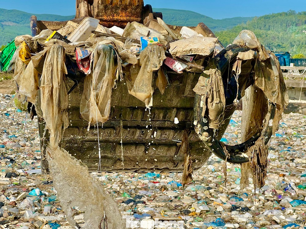 Chính quyền địa phương huy động phương tiện cơ giới tham gia dọn rác. Ảnh: Nguyễn Ngọc Chính quyền địa phương huy động phương tiện cơ giới tham gia dọn rác. Ảnh: Nguyễn Ngọc