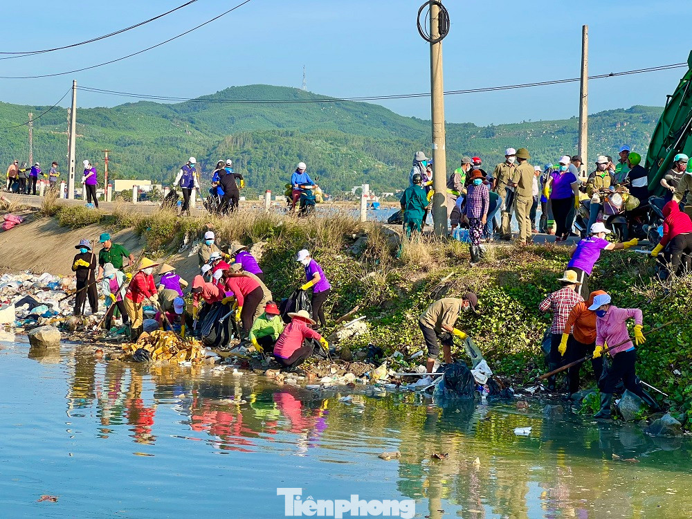 Hơn 600 người dân tham gia thu gom hàng chục tấn rác ở Sa Huỳnh. Ảnh: Nguyễn Ngọc Hơn 600 người dân tham gia thu gom hàng chục tấn rác ở Sa Huỳnh. Ảnh: Nguyễn Ngọc