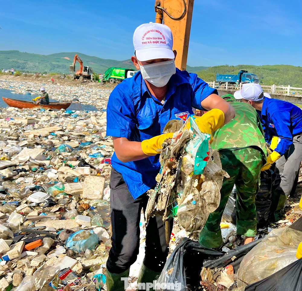 Hơn 300 đoàn viên thanh niên đến từ nhiều địa phương trên địa bàn thị xã Đức Phổ chung tay dọn rác. Ảnh: Nguyễn Ngọc Hơn 300 đoàn viên thanh niên đến từ nhiều địa phương trên địa bàn thị xã Đức Phổ chung tay dọn rác. Ảnh: Nguyễn Ngọc