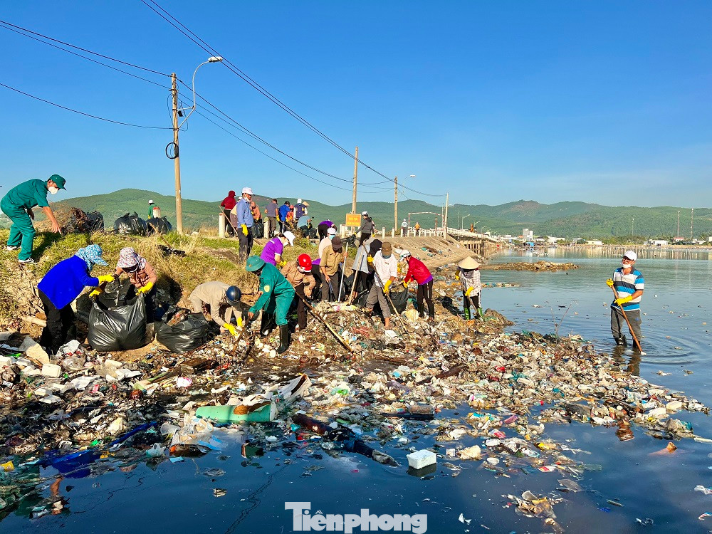 Hơn 600 người dân tham gia thu gom hàng chục tấn rác ở Sa Huỳnh. Ảnh: Nguyễn Ngọc Hơn 600 người dân tham gia thu gom hàng chục tấn rác ở Sa Huỳnh. Ảnh: Nguyễn Ngọc