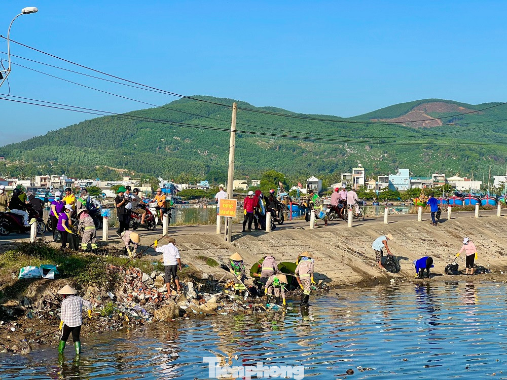 Hơn 600 người dân tham gia thu gom hàng chục tấn rác ở Sa Huỳnh. Ảnh: Nguyễn Ngọc Hơn 600 người dân tham gia thu gom hàng chục tấn rác ở Sa Huỳnh. Ảnh: Nguyễn Ngọc