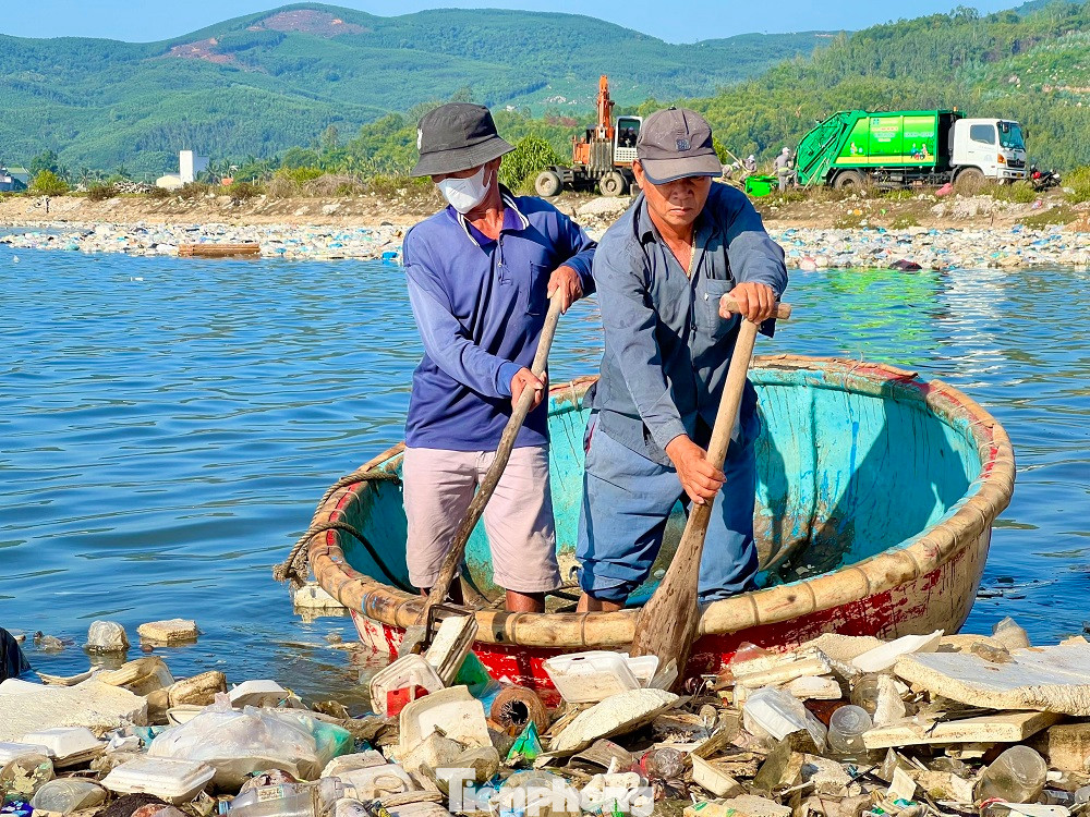 Người dân đưa thuyền thúng tham gia vớt rác trên đầm nước mặn Sa Huỳnh. Người dân đưa thuyền thúng tham gia vớt rác trên đầm nước mặn Sa Huỳnh.