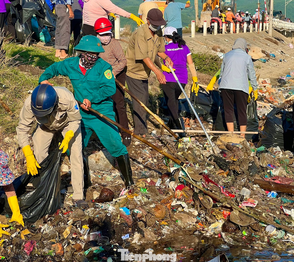 Hơn 600 người dân tham gia thu gom hàng chục tấn rác ở Sa Huỳnh. Ảnh: Nguyễn Ngọc Hơn 600 người dân tham gia thu gom hàng chục tấn rác ở Sa Huỳnh. Ảnh: Nguyễn Ngọc
