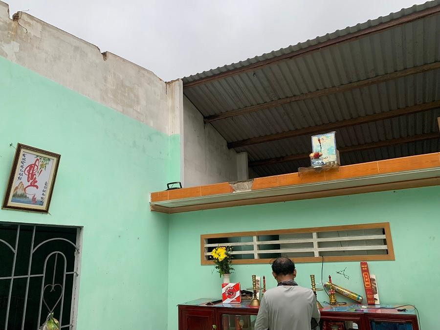 Nhà bị hư hỏng toàn bộ còn cây cối bị ngã đổ sau lốc xoáy