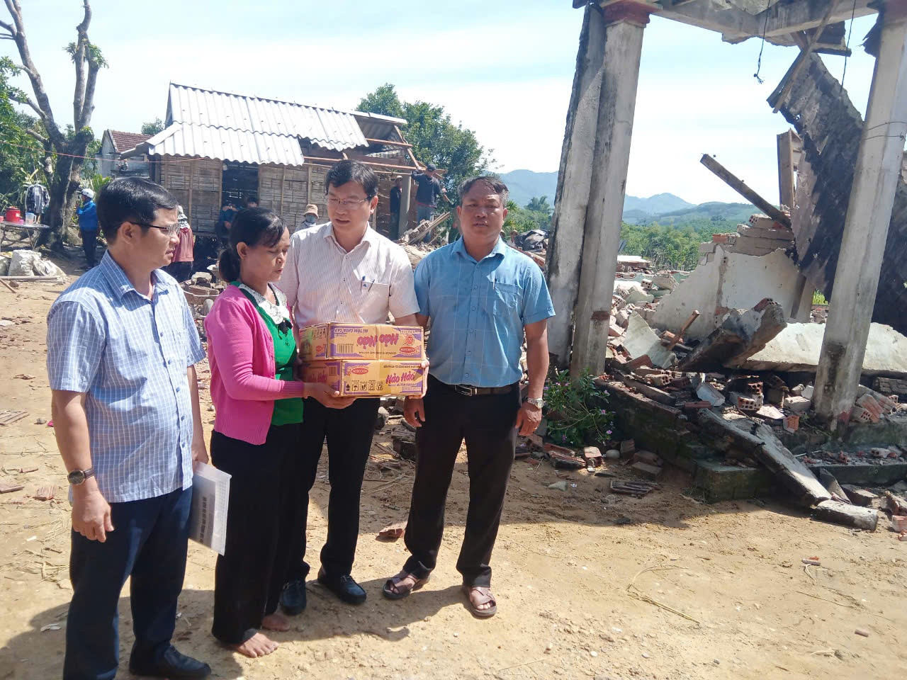 Phó Chủ tịch UBND huyện Sơn Hà Phan Anh Quang trao quà động viên gia đình bà Đòa.