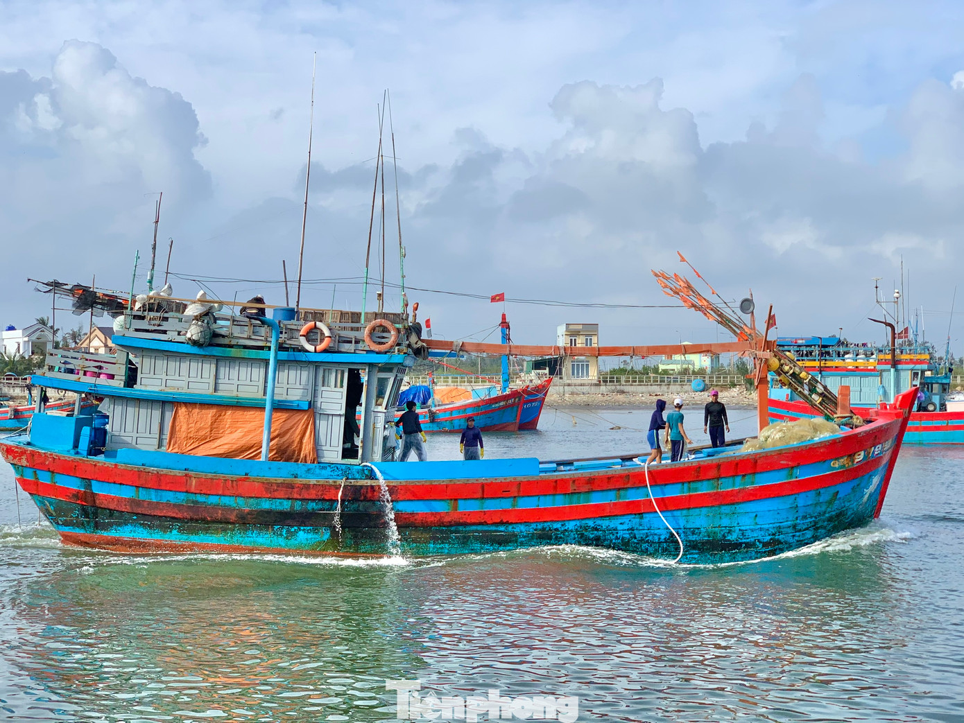 Theo ông Quyền, vào tháng 5/2023 khi giá dầu vẫn còn bình ổn từ 17.000 – 18.000 đồng/lít, mỗi chuyến biển (khoảng 20 ngày), tàu cá có công suất hơn 400 CV của ông chỉ tốn chừng 40 triệu đồng tiền dầu. Còn ở thời điểm hiện tại, chi phí nhiên liệu đã tăng thêm gần 20 triệu đồng. (Ảnh: Nguyễn Ngọc).