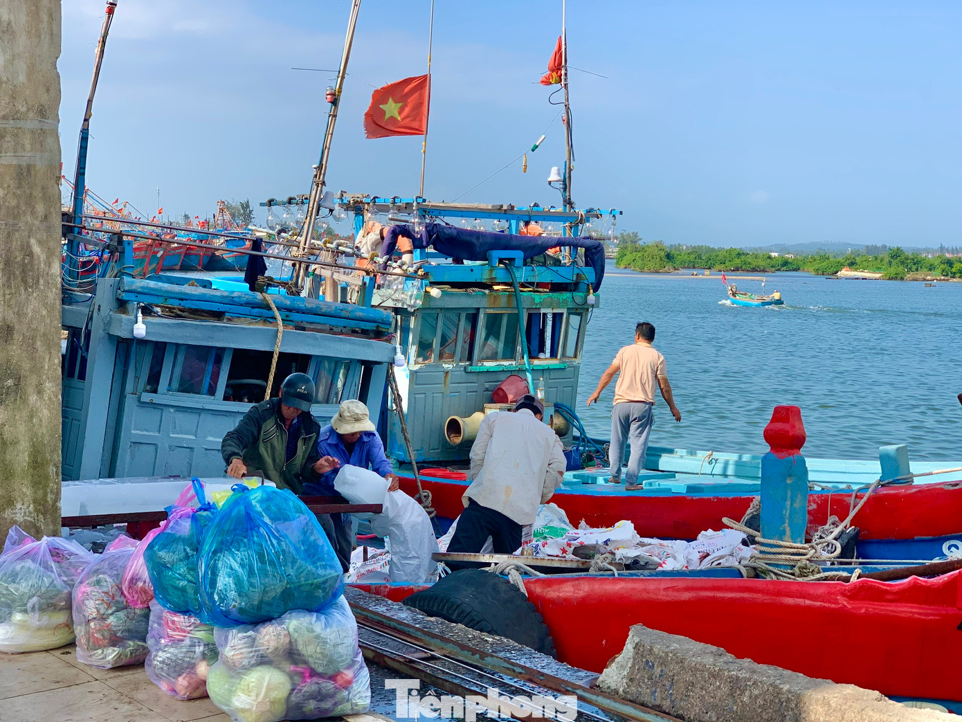 “Ngoài dầu tăng giá, các chi phí khác cũng tăng cao nên các thuyền viên hành nghề trên tàu cũng chỉ kiếm đủ tiền ăn qua ngày. Giá dầu lên, mà giá cá nó hạ quá làm không đủ để chung chi cho anh em. Nếu kéo dài thế này, sắp tới nếu có cố gắng vươn khơi thì cũng chẳng có bạn thuyền nữa…”, ông Quyền buồn bã. (Ảnh: Nguyễn Ngọc).