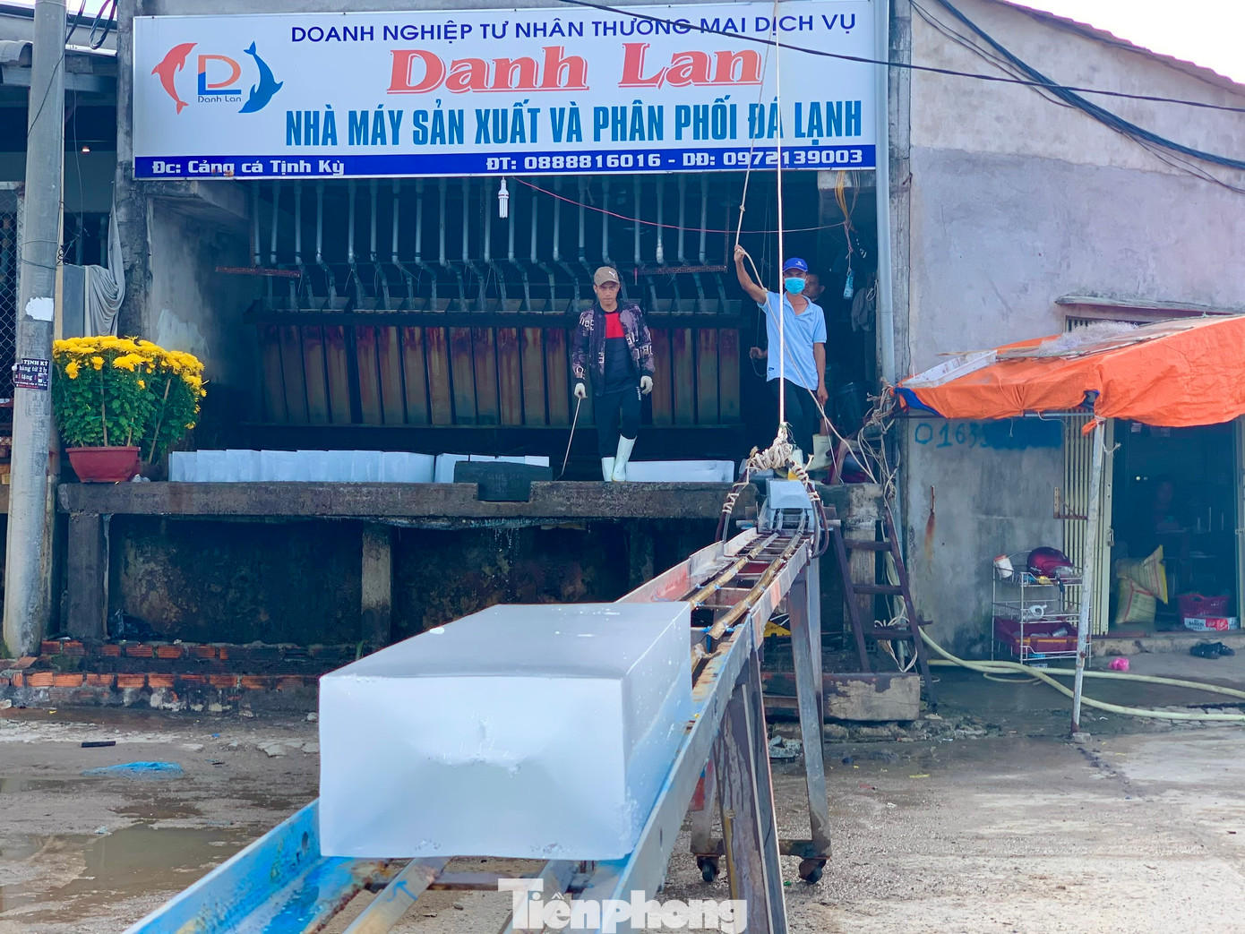 Không chỉ chi phí nhiên liệu mà hàng loạt chi phí khác cũng sẽ tăng theo như tiền nước đá, thực phẩm, rồi tiền công lao động của thuyền viên cũng theo đó mà tăng theo. (Ảnh: Nguyễn Ngọc).