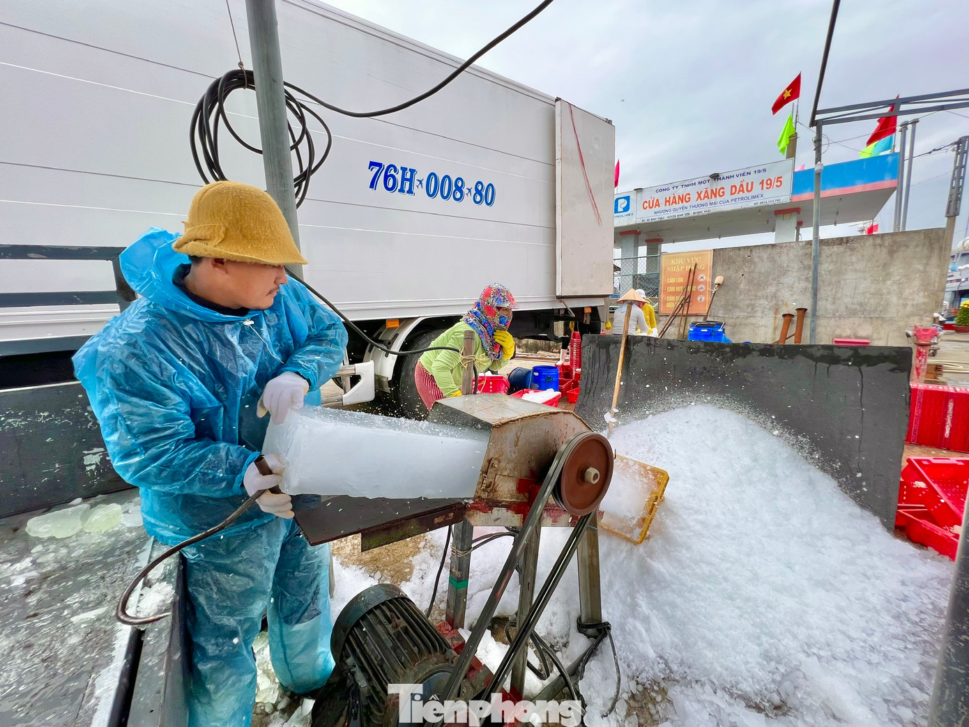 Không chỉ chi phí nhiên liệu mà hàng loạt chi phí khác cũng sẽ tăng theo như tiền nước đá, thực phẩm, rồi tiền công lao động của thuyền viên cũng theo đó mà tăng theo. (Ảnh: Nguyễn Ngọc).