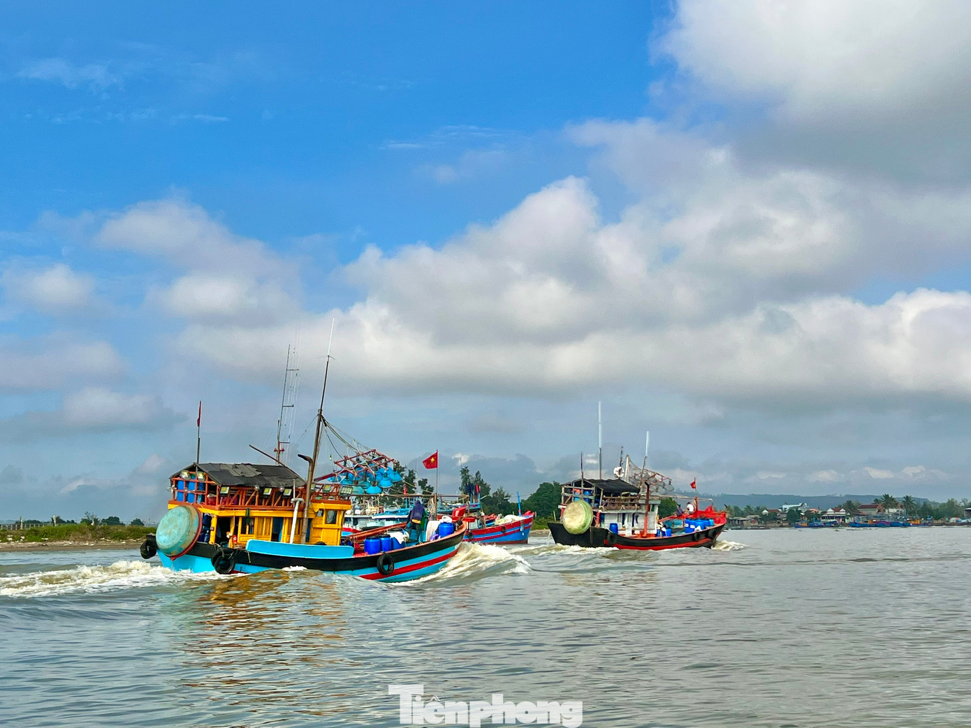 Tỉnh Quảng Ngãi có gần 4.500 tàu cá, với khoảng 37.000 lao động nghề biển. Giá dầu tăng, kéo các chi phí khác tăng theo làm nhiều chủ tàu gánh nợ vì không đủ bù đắp chi phí sản xuất. Thu nhập, đời sống và an sinh xã hội của cộng đồng ngư dân cũng ảnh hưởng bởi tác động của giá xăng dầu. Ảnh: Nguyễn Ngọc.