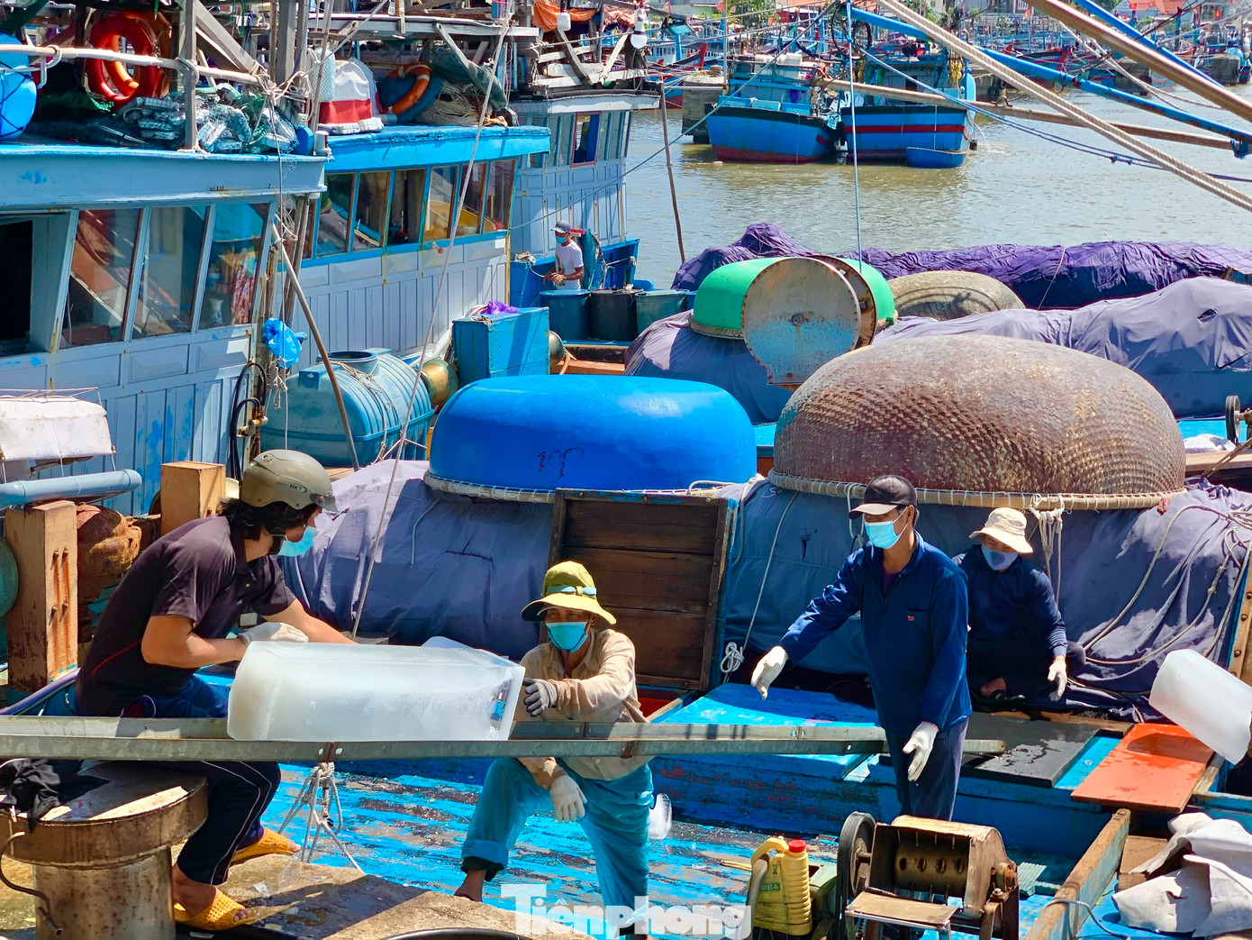 Không chỉ chi phí nhiên liệu mà hàng loạt chi phí khác cũng sẽ tăng theo như tiền nước đá, thực phẩm, rồi tiền công lao động của thuyền viên cũng theo đó mà tăng theo. (Ảnh: Nguyễn Ngọc).
