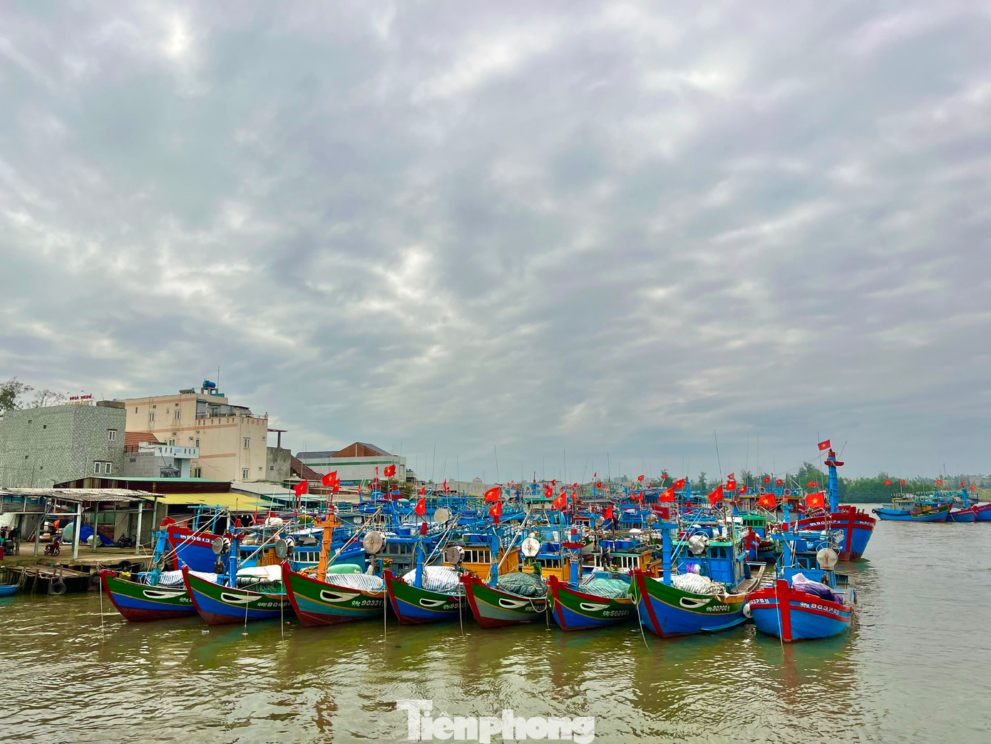 Tàu thuyền đánh bắt trên biển di chuyển vào bờ trú tránh bão. Ảnh: Nguyễn Ngọc