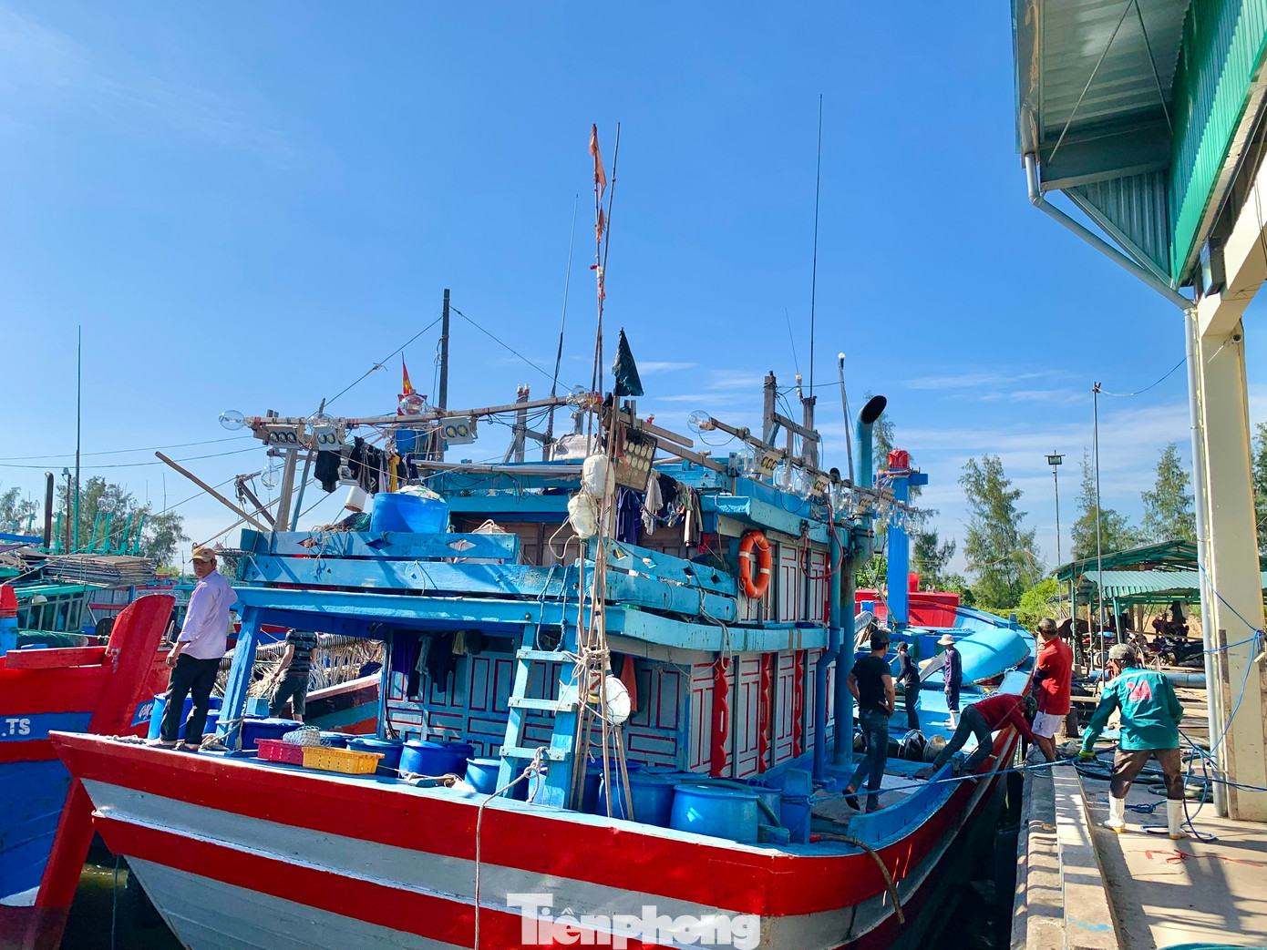 Theo nhiều chủ tàu cá đánh bắt xa bờ ở Quảng Ngãi, chi phí xăng, dầu chiếm hơn 50% của mỗi chuyến ra khơi. Trong khi, sản lượng đánh bắt, giá hải sản giảm đã làm cho nhiều chủ tàu vươn khơi với nỗi lo lỗ vốn. (Ảnh: Nguyễn Ngọc).