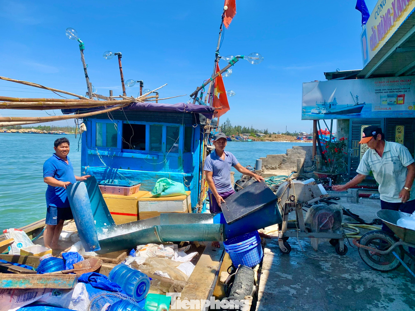 Vừa cập cảng Tịnh Hòa (TP Quảng Ngãi) sau hơn 20 ngày lênh đênh trên ngư trường Hoàng Sa, tàu cá QNg 90003 TS của ngư dân Huỳnh Tấn Quyền (trú xã Nghĩa An, TP Quảng Ngãi) cùng 6 bạn thuyền đánh bắt được hơn 5 tấn cá chuồn với giá bán từ 16.000 – 18.000 đồng/kg. (Ảnh: Nguyễn Ngọc)