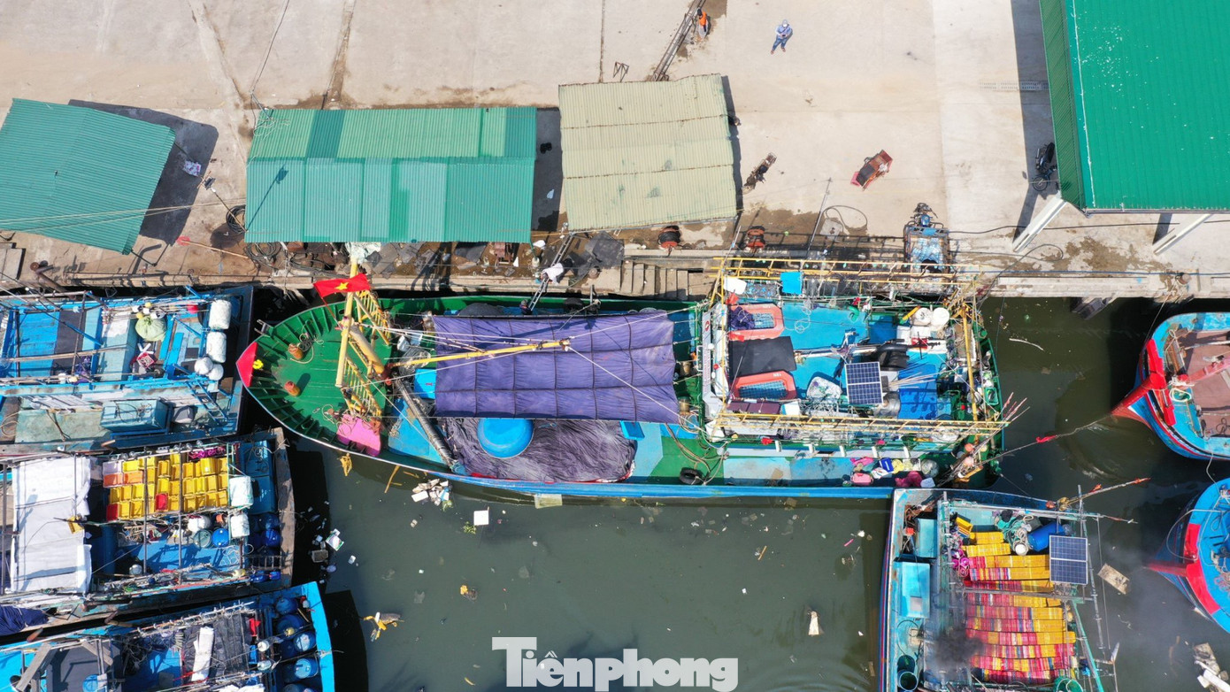 Giá xăng, dầu liên tục tăng cao ở mức được xem là cao nhất từ đầu năm đến nay. Giá dầu tăng cao khiến hoạt động đánh bắt hải sản của ngư dân rơi vào tình thế thu không đủ bù chi sau mỗi chuyến biển dài ngày. (Ảnh: Nguyễn Ngọc).