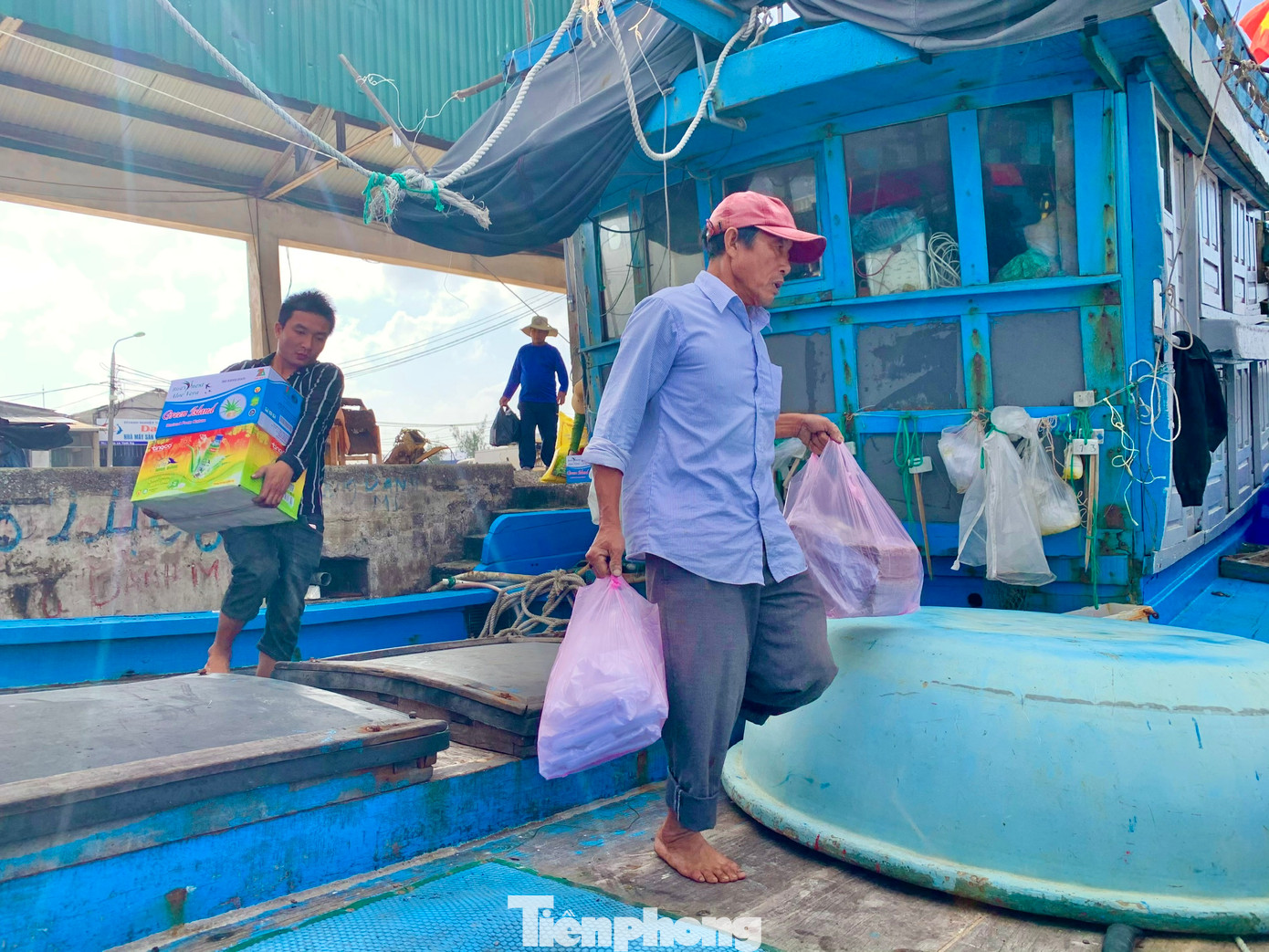 “Ngoài dầu tăng giá, các chi phí khác cũng tăng cao nên các thuyền viên hành nghề trên tàu cũng chỉ kiếm đủ tiền ăn qua ngày. Giá dầu lên, mà giá cá nó hạ quá làm không đủ để chung chi cho anh em. Nếu kéo dài thế này, sắp tới nếu có cố gắng vươn khơi thì cũng chẳng có bạn thuyền nữa…”, ông Quyền buồn bã. (Ảnh: Nguyễn Ngọc).