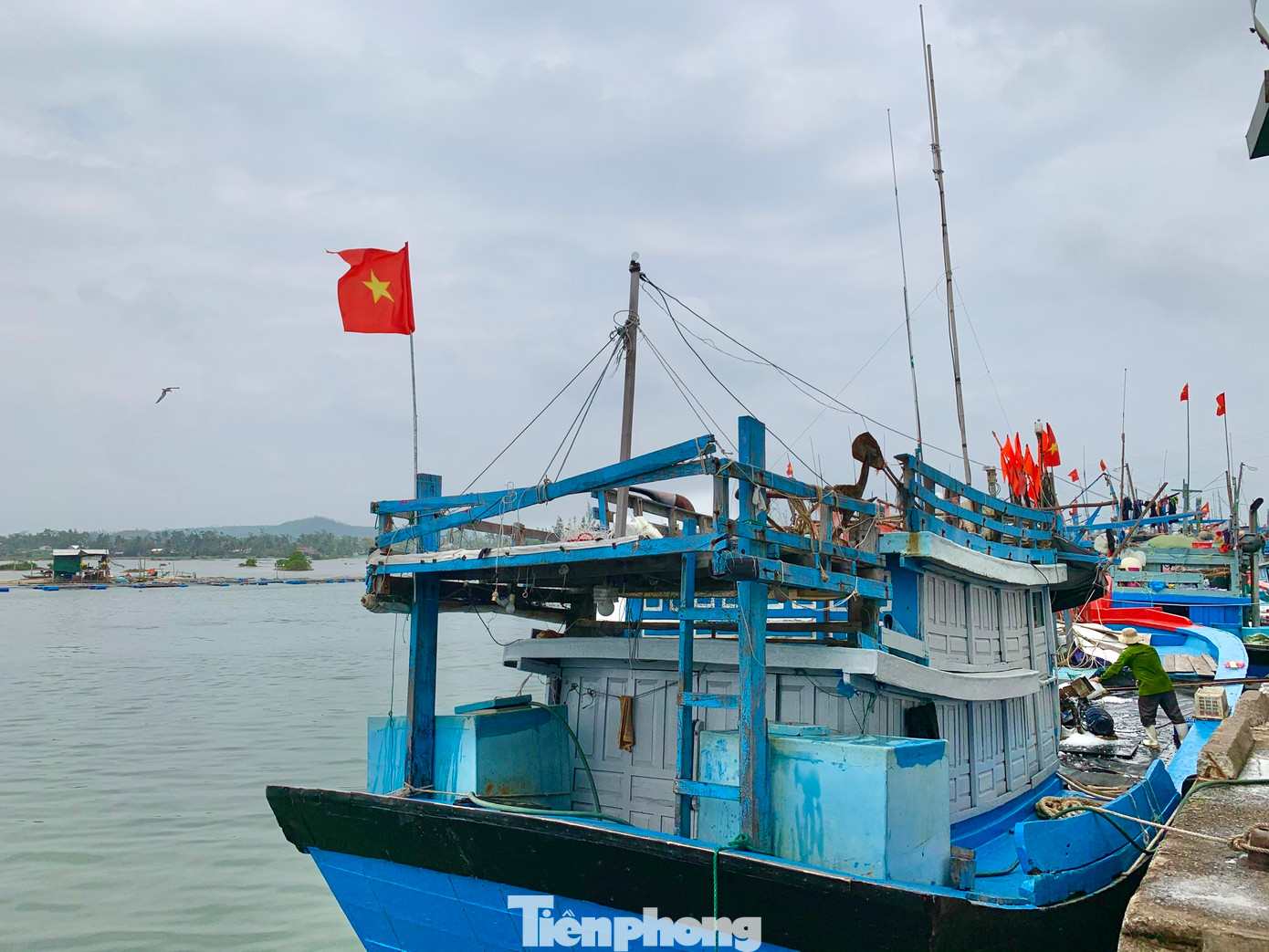 Theo ông Quyền, vào tháng 5/2023 khi giá dầu vẫn còn bình ổn từ 17.000 – 18.000 đồng/lít, mỗi chuyến biển (khoảng 20 ngày), tàu cá có công suất hơn 400 CV của ông chỉ tốn chừng 40 triệu đồng tiền dầu. Còn ở thời điểm hiện tại, chi phí nhiên liệu đã tăng thêm gần 20 triệu đồng. (Ảnh: Nguyễn Ngọc).