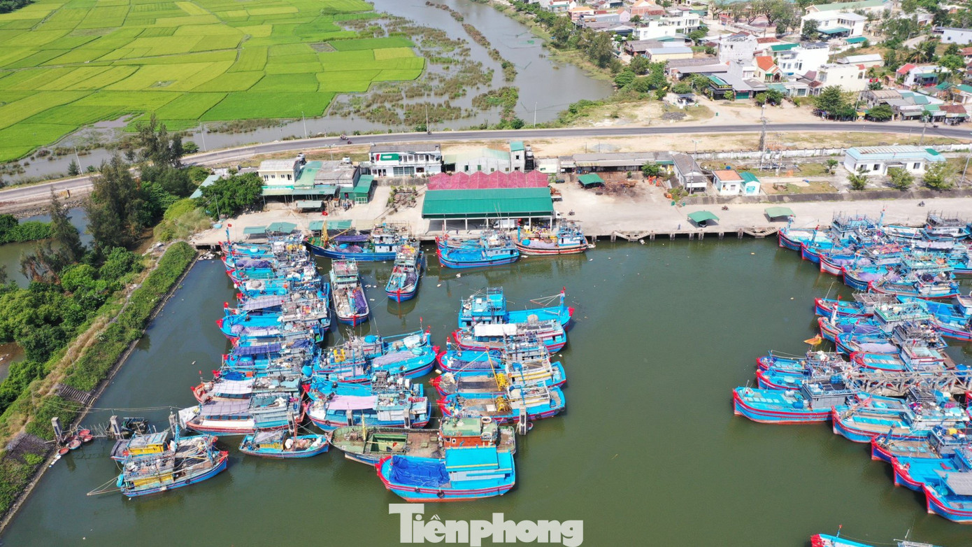 Giá xăng, dầu liên tục tăng cao ở mức được xem là cao nhất từ đầu năm đến nay. Giá dầu tăng cao khiến hoạt động đánh bắt hải sản của ngư dân rơi vào tình thế thu không đủ bù chi sau mỗi chuyến biển dài ngày. (Ảnh: Nguyễn Ngọc).