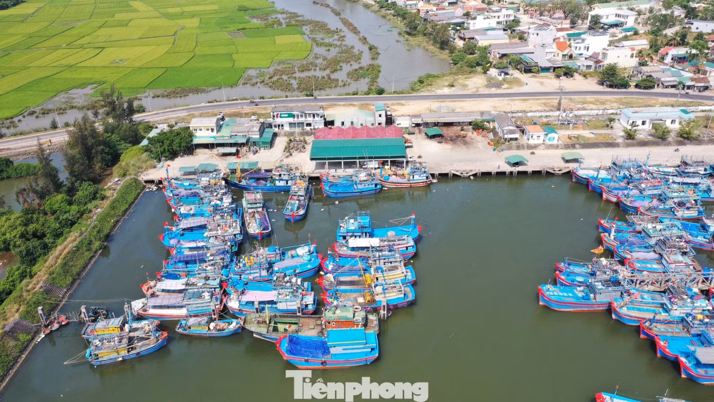 Giá xăng, dầu liên tục tăng cao ở mức được xem là cao nhất từ đầu năm đến nay. Giá dầu tăng cao khiến hoạt động đánh bắt hải sản của ngư dân rơi vào tình thế thu không đủ bù chi sau mỗi chuyến biển dài ngày. (Ảnh: Nguyễn Ngọc).