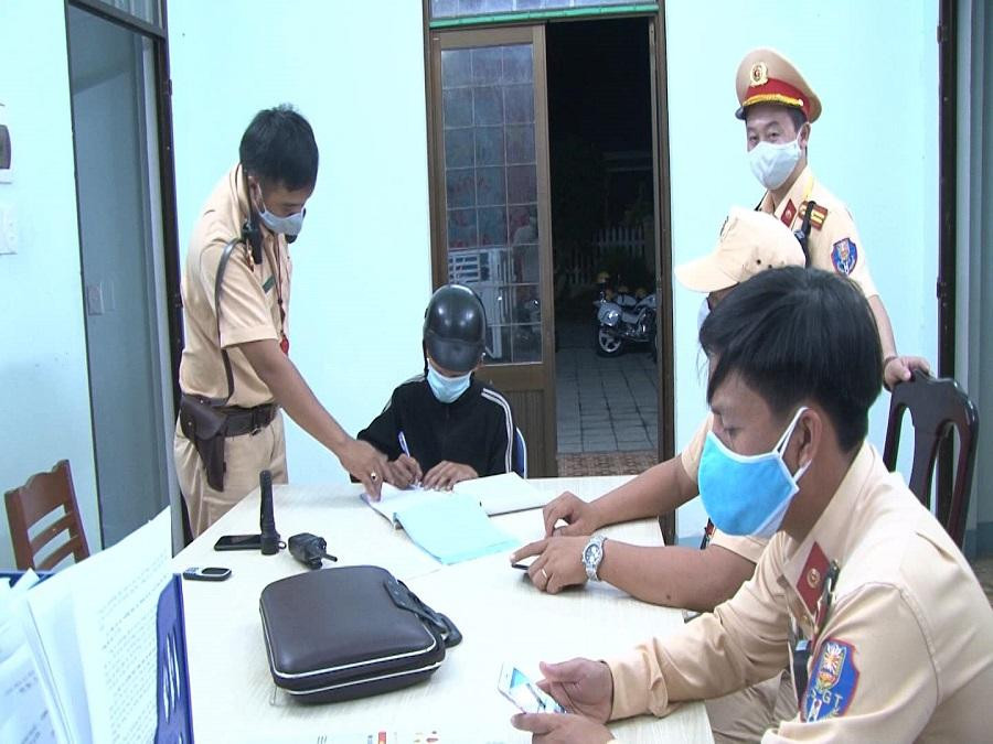 Một thanh niên đua xe trái phép làm việc với lực lượng CSGT. Ảnh: Công an cung cấp Một thanh niên đua xe trái phép làm việc với lực lượng CSGT. Ảnh: Công an cung cấp