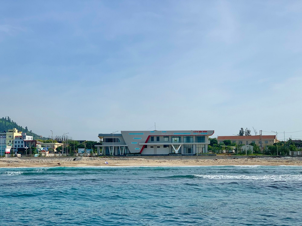 Sau nhiều năm thi công, công trình cảng biển quy mô lớn nhất tỉnh Quảng Ngãi hoàn thành và đưa vào sử dụng. Tuy nhiên, cảng biển này chỉ đón tiếp tàu khách trong điều kiện thời tiết bình thường, khi có biển động, tàu chở khách không thể cập cảng. Sau nhiều năm thi công, công trình cảng biển quy mô lớn nhất tỉnh Quảng Ngãi hoàn thành và đưa vào sử dụng. Tuy nhiên, cảng biển này chỉ đón tiếp tàu khách trong điều kiện thời tiết bình thường, khi có biển động, tàu chở khách không thể cập cảng.