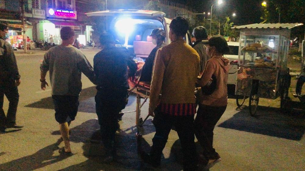 Người nhà nạn nhân buộc phải dùng băng ca đẩy ra ngoài đường hơn 50m. Ảnh: M.H Người nhà nạn nhân buộc phải dùng băng ca đẩy ra ngoài đường hơn 50m. Ảnh: M.H