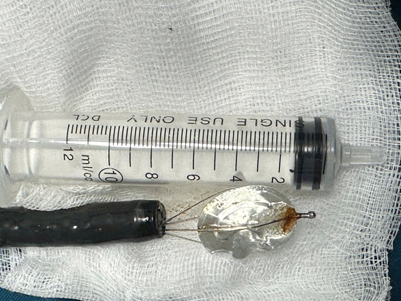 Nắp lon nước ngọt có đường kính khoảng 5cm đã được gắp ra thành công. Nắp lon nước ngọt có đường kính khoảng 5cm đã được gắp ra thành công.