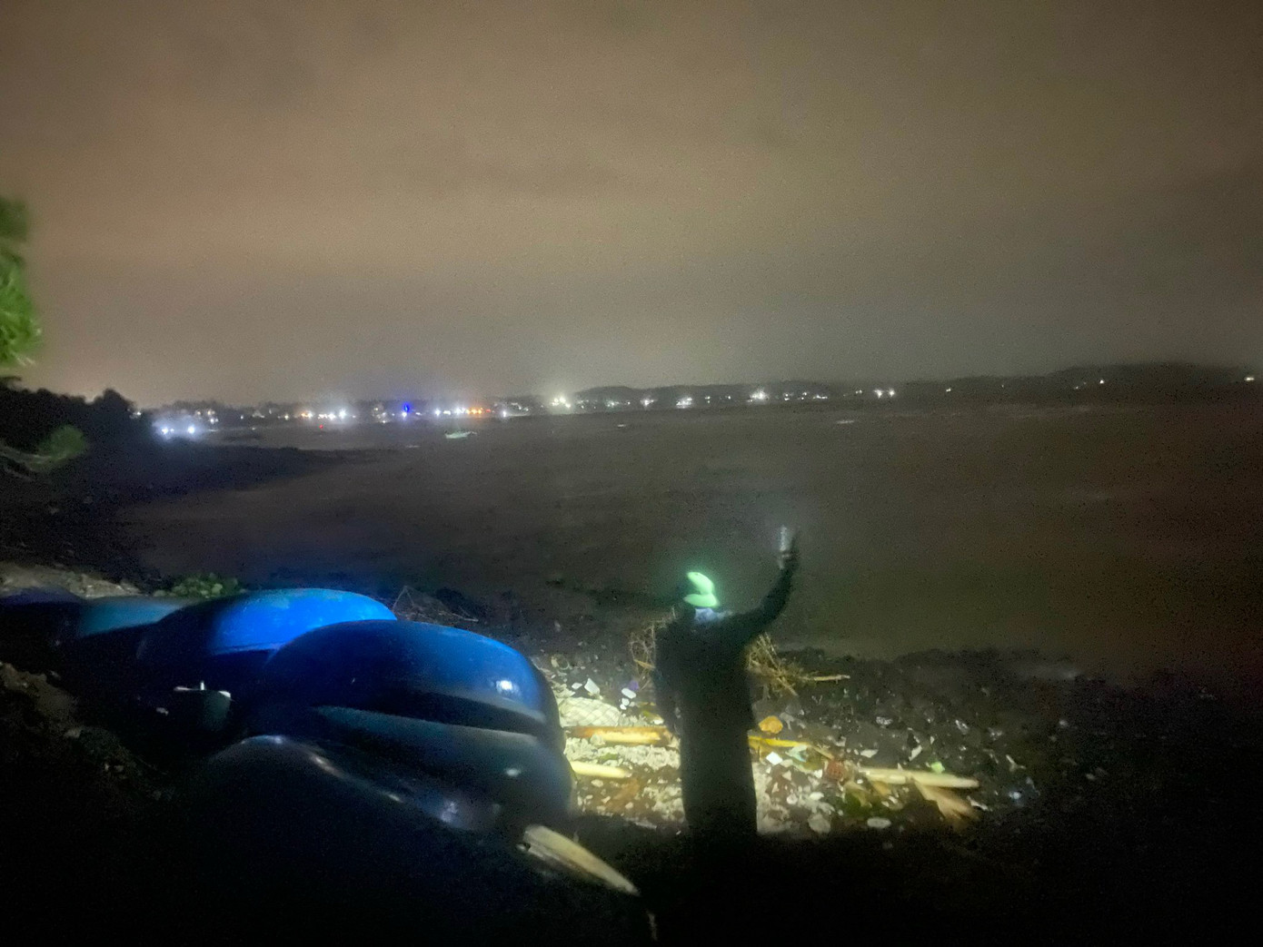 Lực lượng chức năng Quảng Ngãi xuyên đêm tìm kiếm nạn nhân.