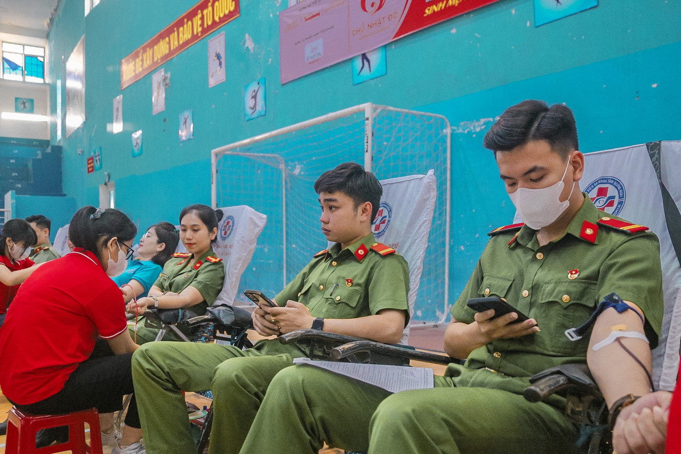 Cán bộ Công an tỉnh Quảng Ngãi tham gia hiến máu tại ngày hội Chủ Nhật Đỏ.