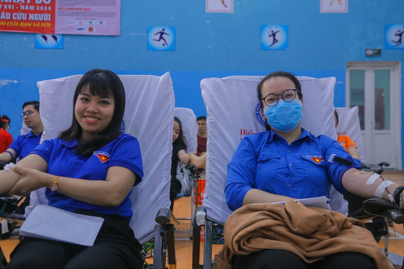 Lần đầu tham gia hiến máu tình nguyện, em Hiên Thị Lệ (sinh viên trường Cao đẳng Kỹ nghệ Dung Quất) không giấu được sự lo lắng và hồi hộp. “Em biết đến phong trào hiến máu tình nguyện từ lâu rồi, nhưng vì do công việc học quá nhiều nên em chưa thể đăng ký tham gia. Khi biết được thông tin về ngày Chủ nhật Đỏ và cũng là dịp cuối năm, nên em đã quyết định đăng ký tham gia hiến máu lần đầu tại Ngày hội này với mong muốn tiếp tục lan tỏa ý nghĩa nhân văn của chương trình đến đông đảo mọi người. Sắp tới em sẽ tiếp tục tham gia hiến máu tình nguyện để tiếp tục góp sức, hỗ trợ các bệnh nhân cần máu”, Lệ chia sẻ.