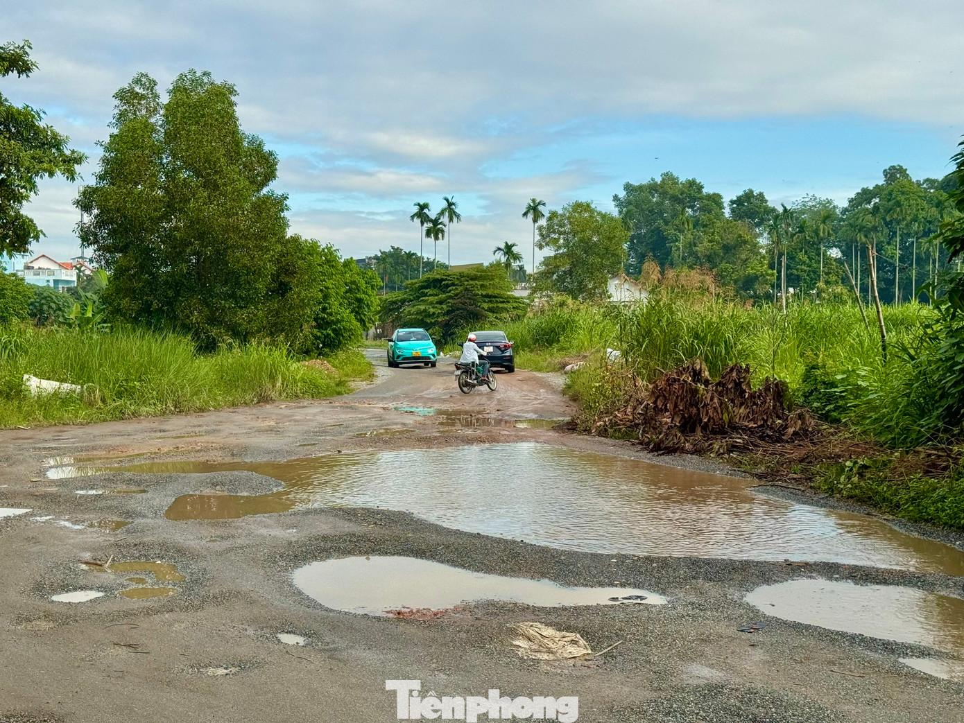 Nguyên nhân dự án kéo dài là vướng bồi thường, giải phóng mặt bằng và một số nguyên nhân khác. Đến nay, dự án mới lập và phê duyệt 5 phương án bồi thường, hỗ trợ, TĐC, chi trả tiền cho 56/90 hộ với giá trị hơn 23,5/33,7 tỷ đồng.