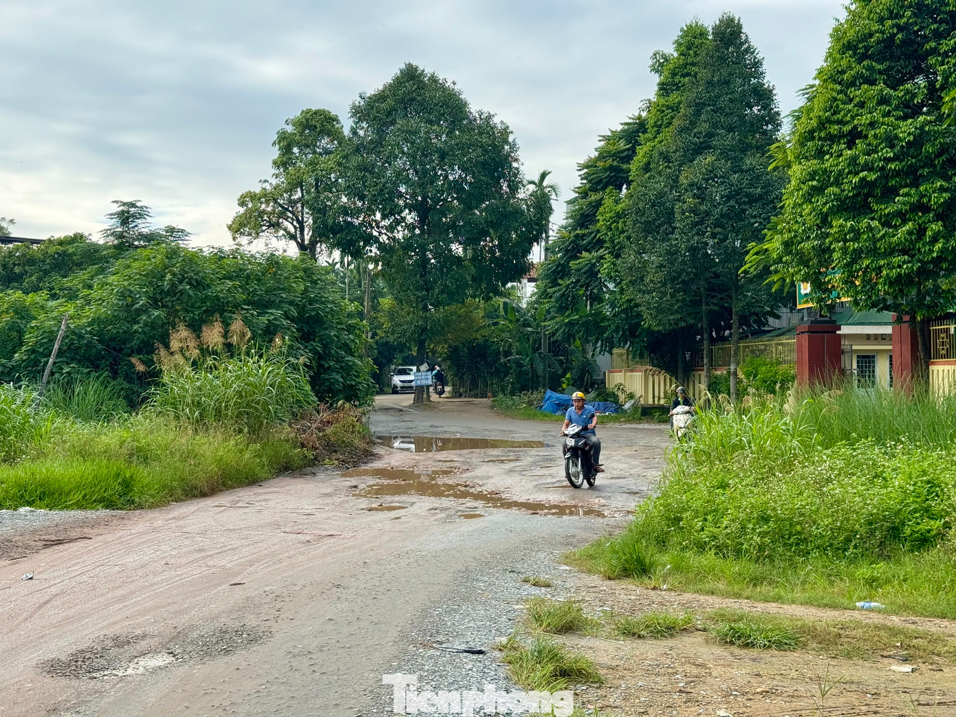 Nguyên nhân dự án kéo dài là vướng bồi thường, giải phóng mặt bằng và một số nguyên nhân khác. Đến nay, dự án mới lập và phê duyệt 5 phương án bồi thường, hỗ trợ, TĐC, chi trả tiền cho 56/90 hộ với giá trị hơn 23,5/33,7 tỷ đồng.