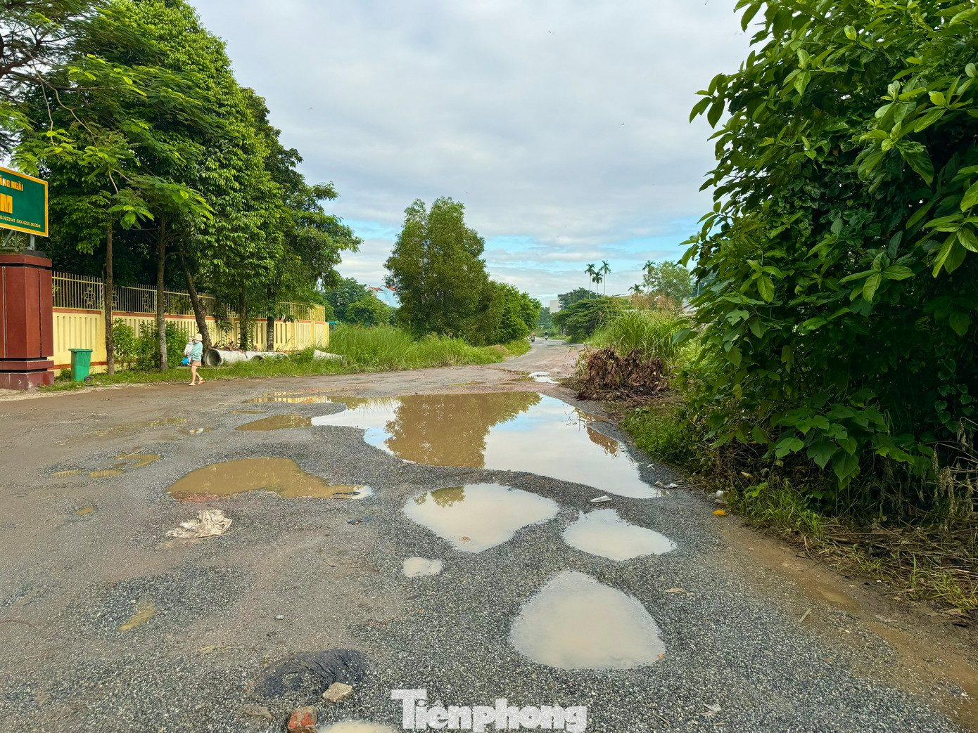 Dự án ban đầu giao cho UBND TP. Quảng Ngãi làm chủ đầu tư. Đến năm 2015, UBND tỉnh Quảng Ngãi “đổi ý” giao cả 2 dự án này cho Công ty TNHH MTV Đầu tư xây dựng và Kinh doanh dịch vụ Quảng Ngãi (QISC) làm chủ đầu tư. Dự án chính thức khởi động vào năm 2016.