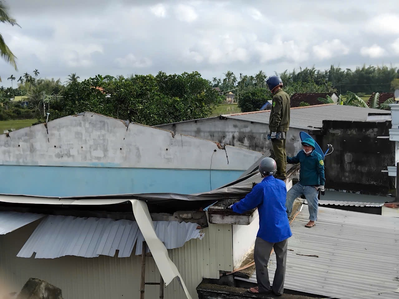 Gió lốc trong đêm khiến 36 nhà dân bị tốc mái, rất may không có thiệt hại về người.