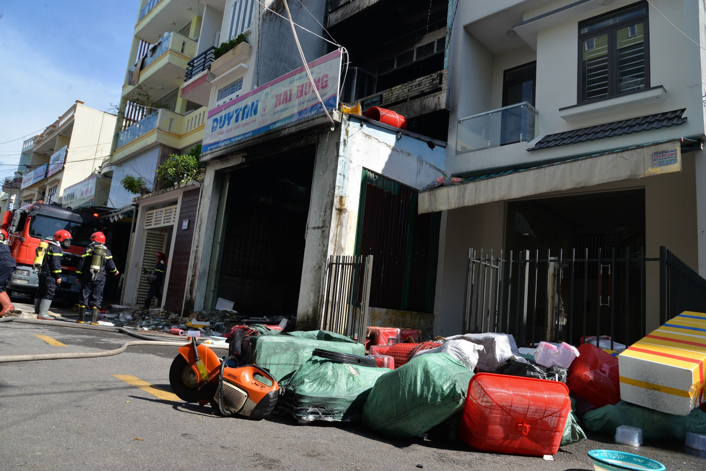 Nhiều vật dụng được đưa ra khỏi đám cháy