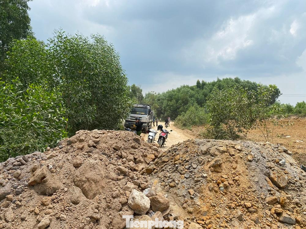 Đống đất lớn được hai xe tải đổ chặn kín lối đi, không cho xe phóng viên di chuyển ra ngoài. Đống đất lớn được hai xe tải đổ chặn kín lối đi, không cho xe phóng viên di chuyển ra ngoài.